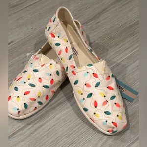 Toms NWT holiday Belmont slip on in natural tree lights print size 7.5